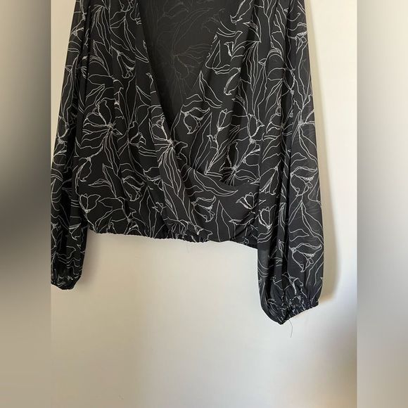 ASTR the Label black floral long sleeve top with puff sleeves size medium - Picture 7 of 10